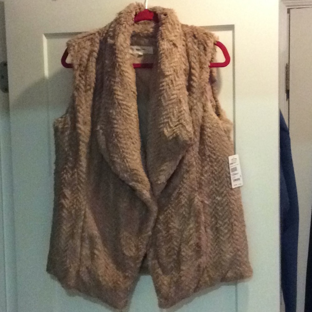NWT Wildflower Faux Fur vest M/L SOFT!!